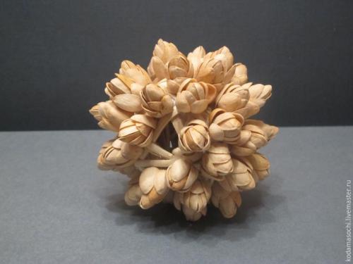 Топиарий из фисташковой скорлупы.