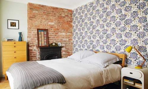 Как комбинировать обои в спальне. Комбинированные обои для спальни: модные тенденции