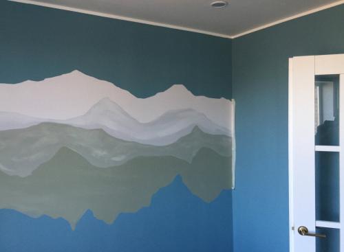 Как нарисовать горы на стене в детской. МАСТЕР-КЛАСС: Как быстро и недорого декорировать пустую стену