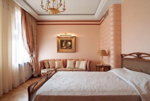 Как комбинировать обои в спальне. Комбинированные обои для спальни: модные тенденции