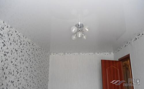 Какая краска лучше для потолка матовая или глянцевая. Водоэмульсионная краска