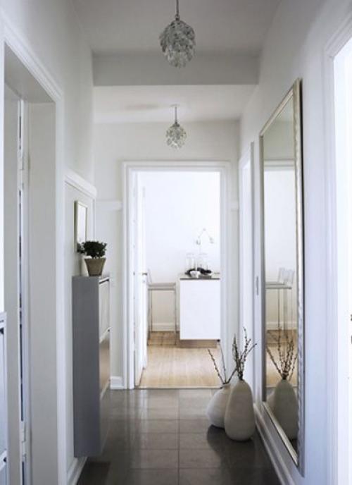 Как оформить пустую стену. Чем украсить стены комнаты – картины и полки 21