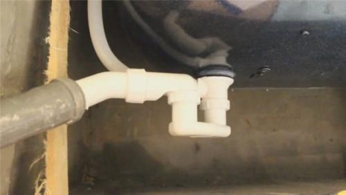 Как закрепить ванну, чтобы не двигалась. Способ первый — монтаж стальной ванны на кирпич