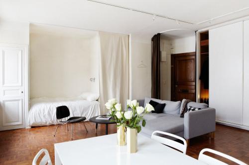 Как сделать гостиную и спальню в одной комнате. Что учесть