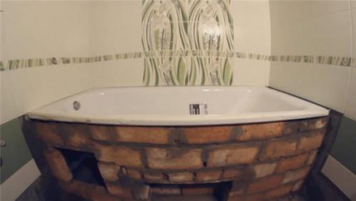 Как закрепить ванну, чтобы не двигалась. Способ первый — монтаж стальной ванны на кирпич