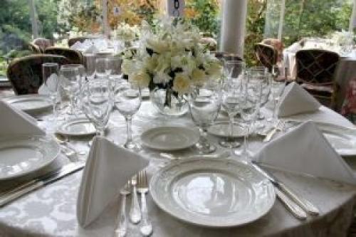 С какой стороны класть вилку если нет ножа. Куда нужно класть вилку при сервировке стола