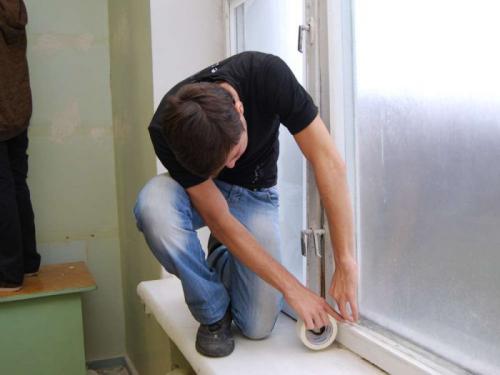 Как заклеить окна кассовой лентой. Приводим в порядок деревянные рамы