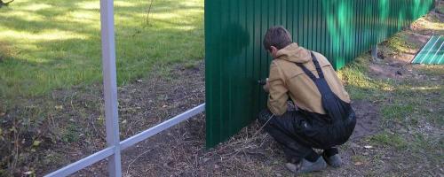 Забор из профлиста своими руками пошаговая инструкция. Способы установки 08