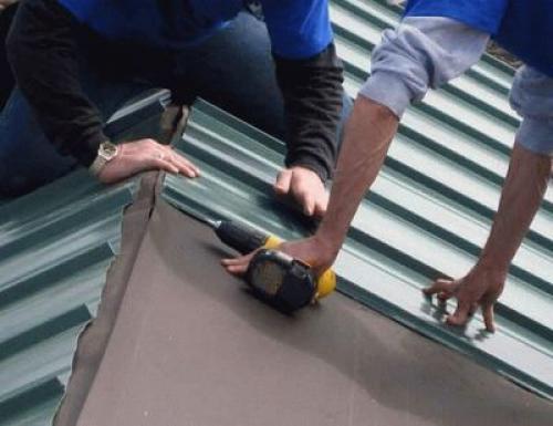 Как профнастил поднять на крышу. Руководство укладки профнастила на крышу 04 Как профнастил поднять на крышу. Руководство укладки профнастила на крышу 04