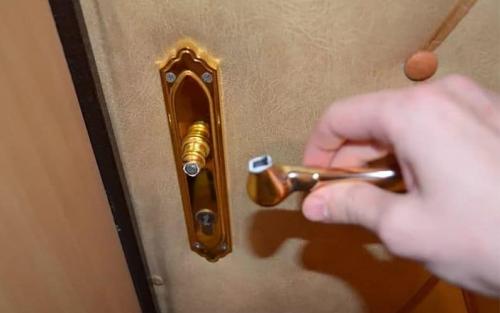 Замена ручки на входной двери. Как снять ручку с железной входной двери?