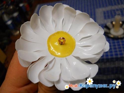 Ромашки из пластиковых бутылок. Как сделать ромашку из пластиковых бутылок.
