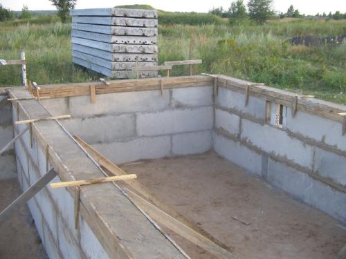 Цоколь из газобетона. Цокольный этаж из газоблоков