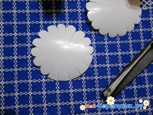 Ромашки из пластиковых бутылок. Как сделать ромашку из пластиковых бутылок.