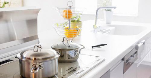 Как правильно разместить посуду на кухне. На кухне не должно быть ничего лишнего