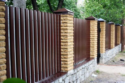 Как сделать каркас для обшивки фундамента. Использование профнастила для отделки цоколя частного дома, какой вид выбрать и как правильно установить