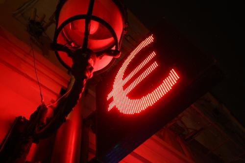 Стоит ли вкладывать в евро. Евро под ударом. Как спасти валютные сбережения