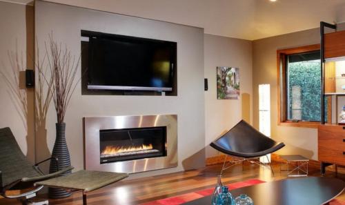 Спальня с камином и телевизором. 12 идей расположения телевизора и камина в гостиной