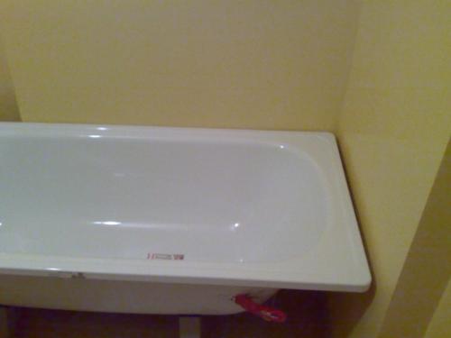 Примыкание ванны к плитке. Как избежать зазора около стены