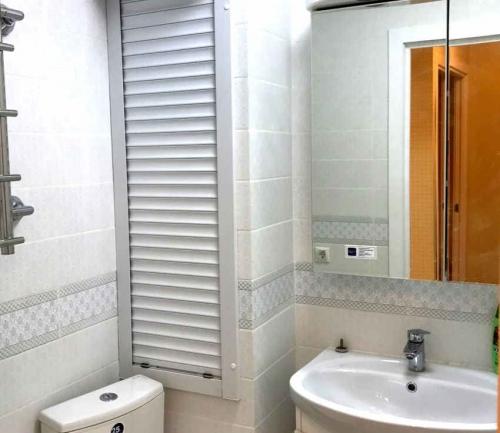 Как спрятать канализационную трубу в туалете. Материалы для маскировки