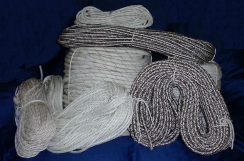 Как на балконе повесить бельевые веревки. Веревки для белья 17