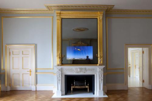 Спальня с камином и телевизором. 12 идей расположения телевизора и камина в гостиной