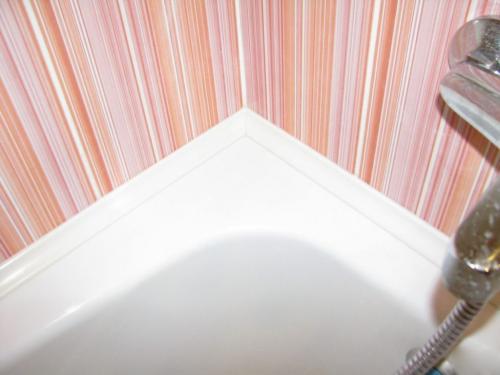 Примыкание ванны к плитке. Как избежать зазора около стены