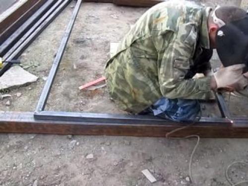 Гаражные ворота из профнастила своими руками. Как нарезать профлист для ворот своими руками. 08