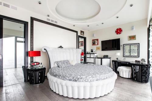 Спальня в черно белом стиле. Черно-белая спальня — особенности использования сочетания. 135 фото лучших примеров использования черно-белого формата