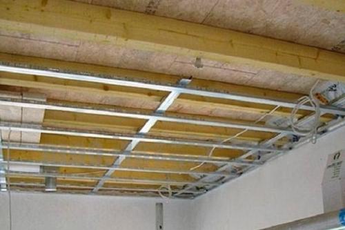 Как правильно подшить потолок в частном доме. Чем лучше подшить потолок в частном доме