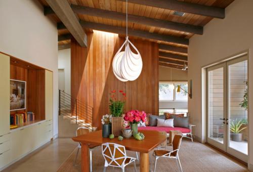 Потолок в частном доме с балками. Функциональность потолка