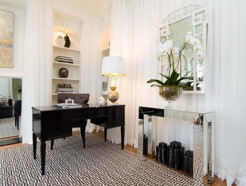 Как скрыть неровности стен декором. Как скрыть неровность стен