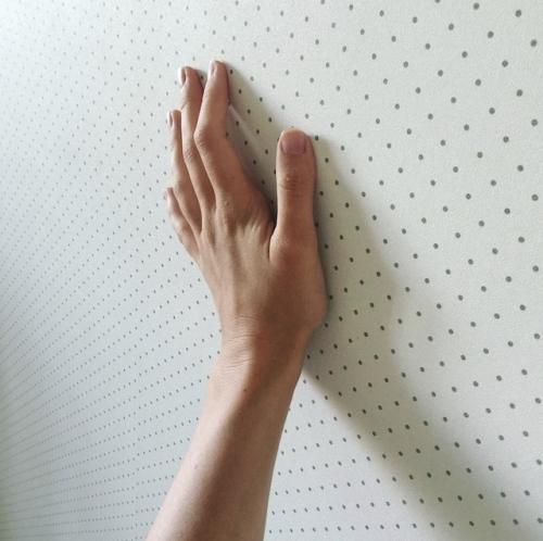 Покрытие для неровных стен. Оформление неровных стен