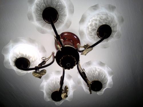 Как повесить люстру без сверления. Как повесить люстру: способы, как подсоединить и подвесить светильник или люстру своими руками (90 фото)