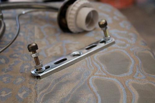 Как повесить китайскую люстру. Как повесить люстру с планкой на крюк в потолке