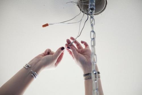 Как повесить люстру без сверления. Как повесить люстру: способы, как подсоединить и подвесить светильник или люстру своими руками (90 фото)