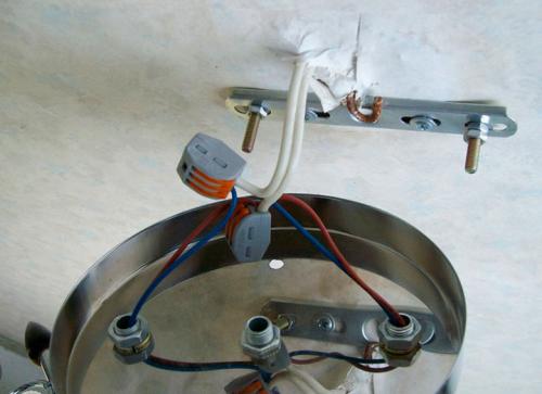 Как повесить китайскую люстру. Как повесить люстру с планкой на крюк в потолке