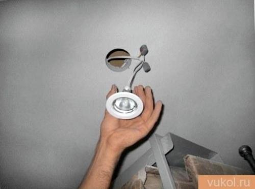 Ремонт квартир потолки своими руками. Что можно сделать своими руками, технологии ремонта потолка квартир 04