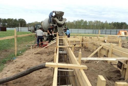 Когда можно снимать опалубку. Через сколько дней можно снимать опалубку с фундамента 02