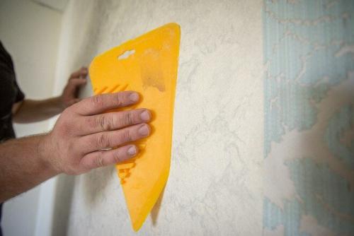 Обои флизелиновые, как клеить углы. Процесс наклейки