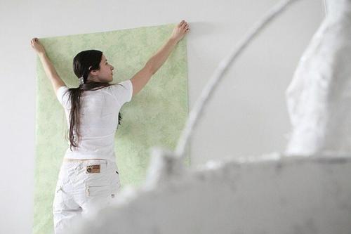 Обои флизелиновые, как клеить углы. Процесс наклейки