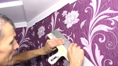 Как клеить обои разного цвета в углах. Как стыковать обои разного цвета в углу комнаты