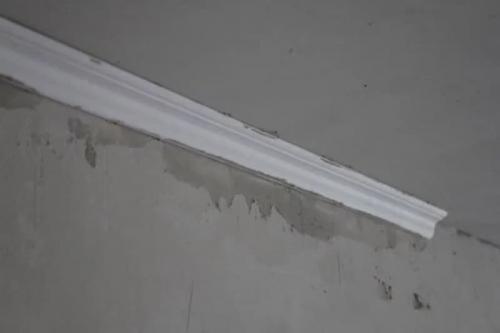 Как клеить потолочный плинтус на кривые стены. Как клеить потолочный плинтус: полезные советы