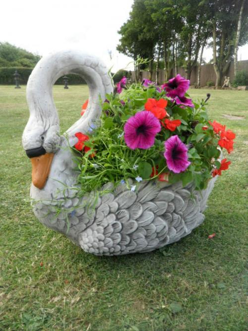 Лебедь из пластиковых крышек. Белый лебедь из пластиковой бутылки