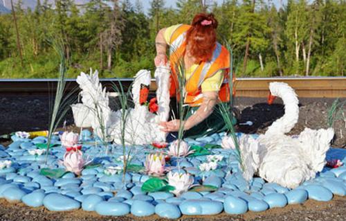 Лебедь из пластиковых крышек. Белый лебедь из пластиковой бутылки