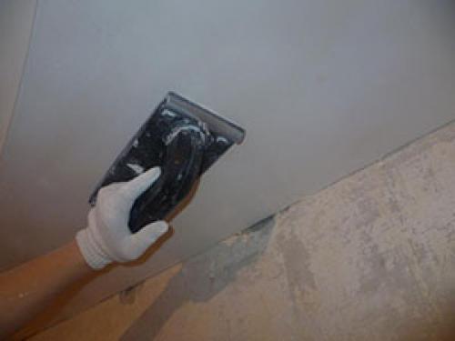 Как наносить финишную шпаклевку на потолок. Технология шпаклевки потолка