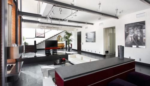 Балки в интерьере гостиной. Декоративные балки в интерьере. Потолочный интерьер квартиры