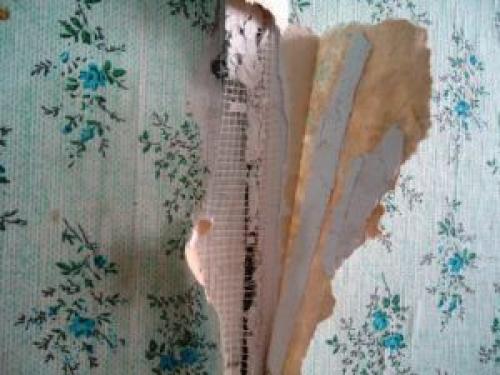 Можно ли клеить обои на нижний слой старых обоев. Соблюдение норм и критериев