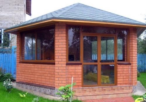 Закрытая беседка с мангалом. Закрытая беседка с барбекю или мангалом