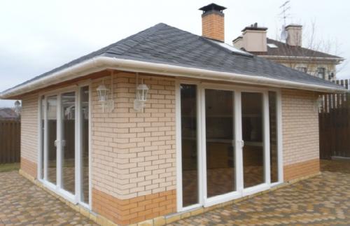 Закрытая беседка с мангалом. Закрытая беседка с барбекю или мангалом