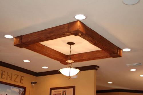 Балки в интерьере гостиной. Декоративные балки в интерьере. Потолочный интерьер квартиры